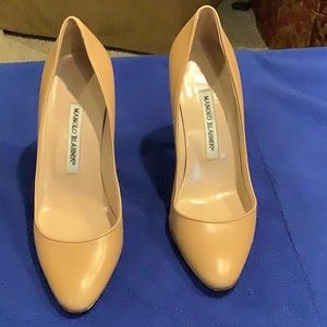 Manolo Blahnik almond toe pump. Size 38 or size 8.